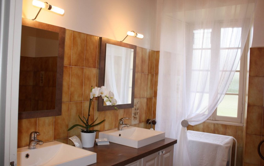 Location de vacances - Gîte à Saint-Aubin - Salle de bain 2 vasque + 1 meuble avec 1 grand miroir