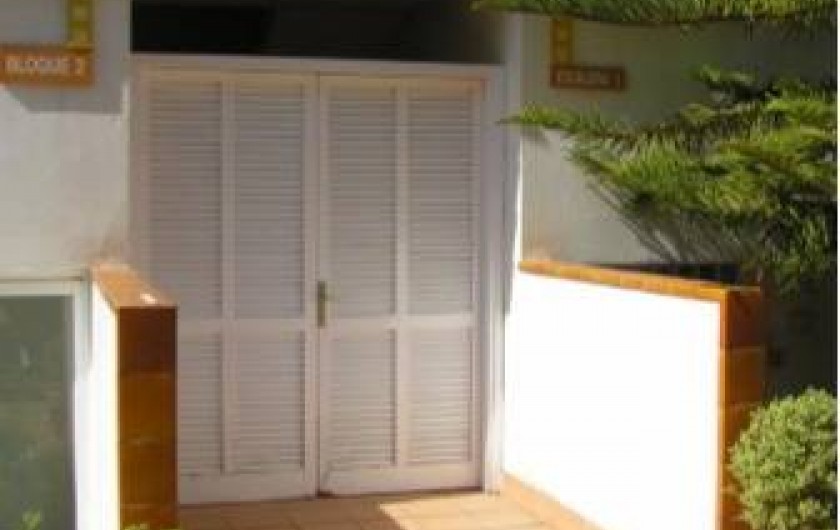 Location de vacances - Appartement à Platja d'Aro - Façade Nord avec entrée