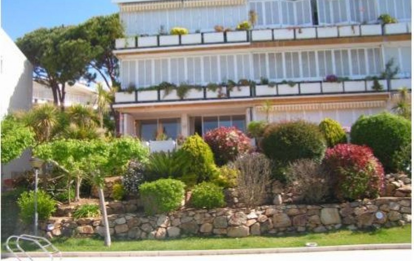 Location de vacances - Appartement à Platja d'Aro - Façade Sud avec terrasse