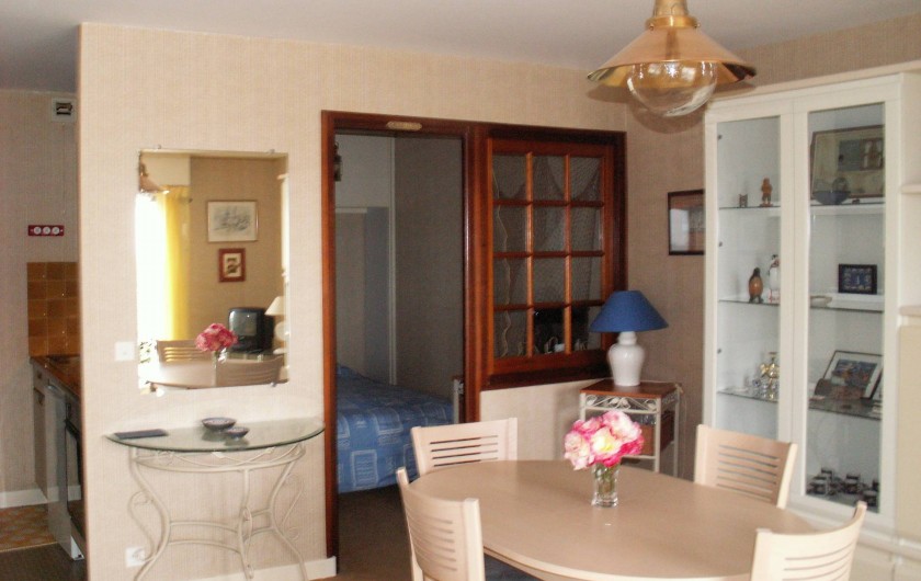 Location de vacances - Appartement à Binic - le coin repas, vue sur la chambre, sur la cuisine