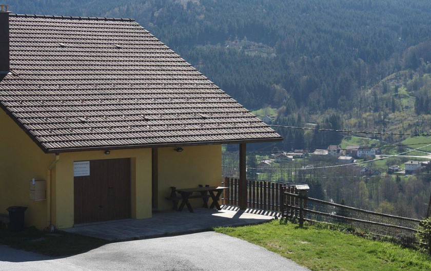 La maison jaune avec  terrasse et la vue sur la vallée de Gérardmer - Remiremont