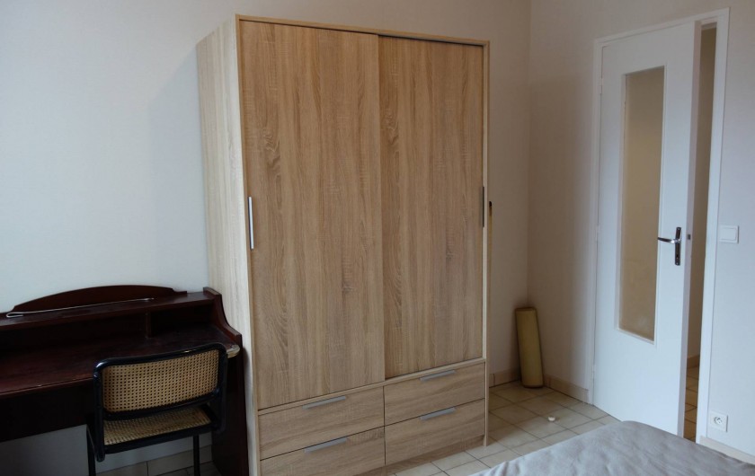 Location de vacances - Appartement à Cancale - chambre avec armoire et bureau