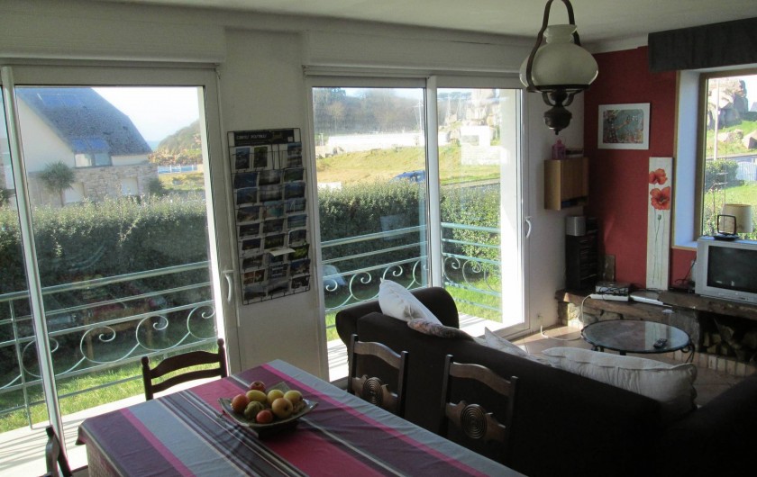 Location de vacances - Villa à Trébeurden - salle et salon, très lumineux.