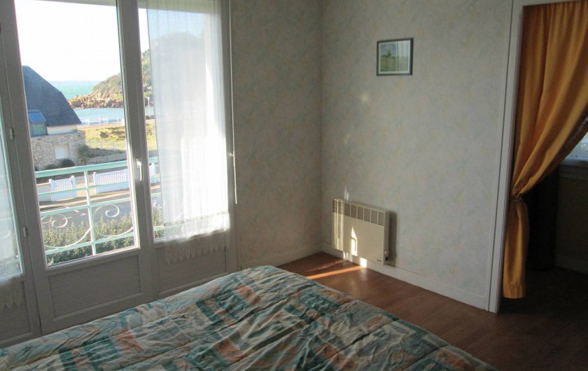 Location de vacances - Villa à Trébeurden - chaque chambre dispose d'un radiateur électrique, trois ont un coin lavabo.