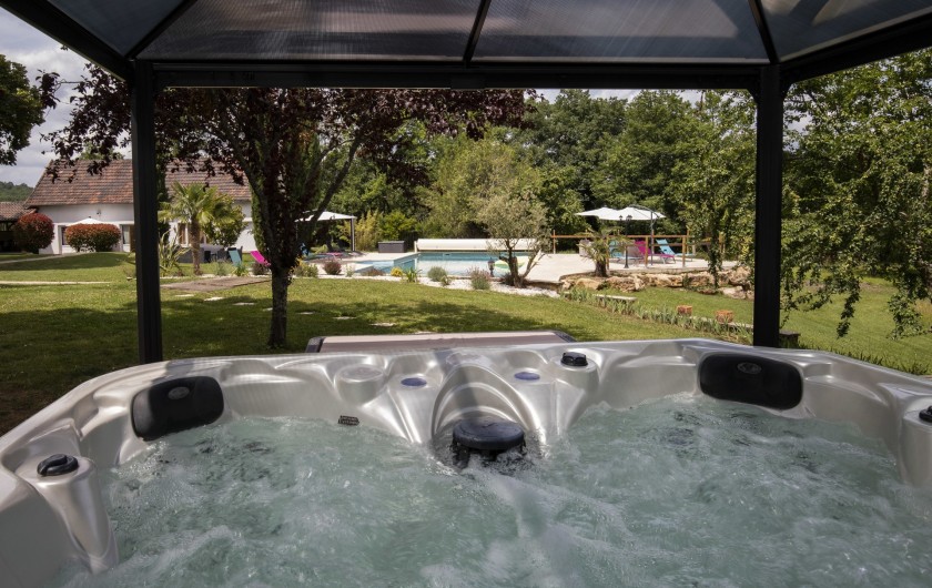 Location de vacances - Chambre d'hôtes à Simeyrols - Jacuzzi avec vue sur la piscine