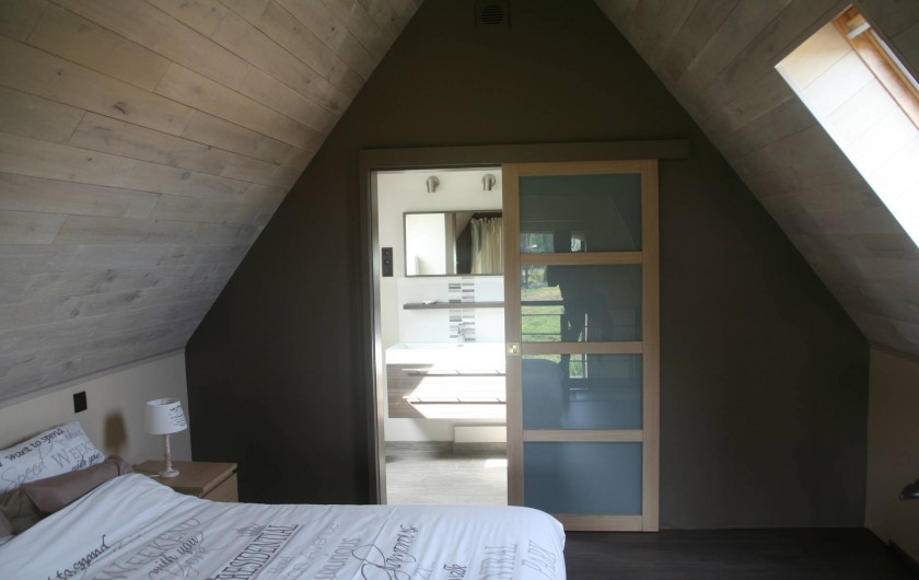 Location de vacances - Gîte à Wodecq - Accès à la salle de bain et à la toilette depuis la chambre.