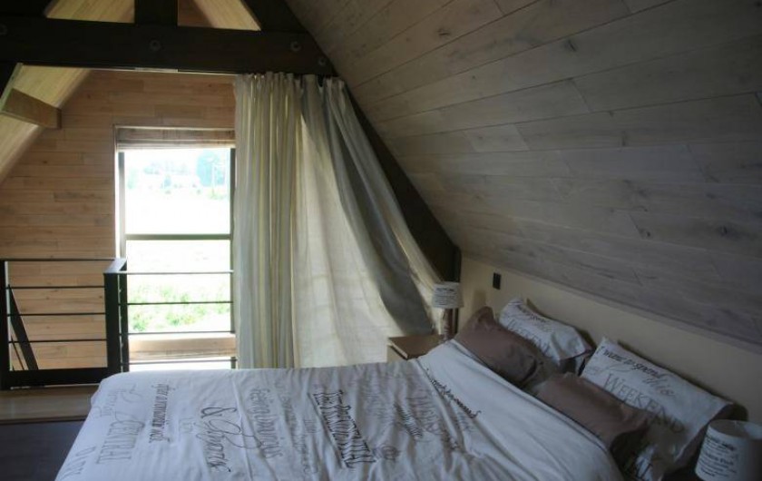 Location de vacances - Gîte à Wodecq - Chambre à coucher  (16 m²) avec mezzanine et vue magnifique sur les collines.