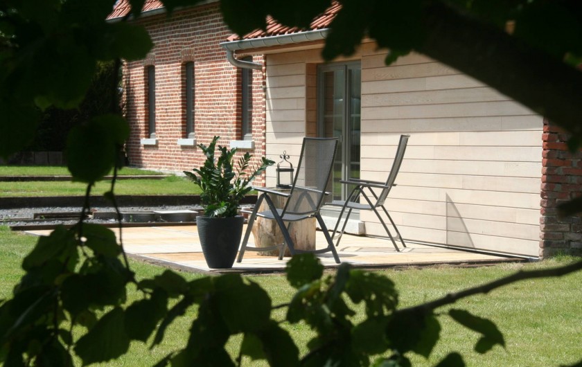 Terrasse en bois (24 m²) avec  mobilier de jardin. Orientée plein sud.