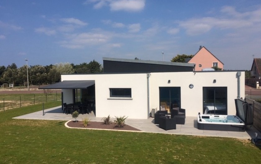 Location de vacances - Villa à Créances - La villa et sa terrasse (terrasse de 65m2, jacuzzi privé, 2 salons de jardin)