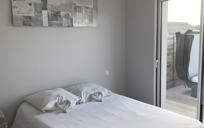 Location de vacances - Villa à Créances - La chambre 1 avec lit 140x190cm avec baie vitrée (accès jacuzzi et jardin)