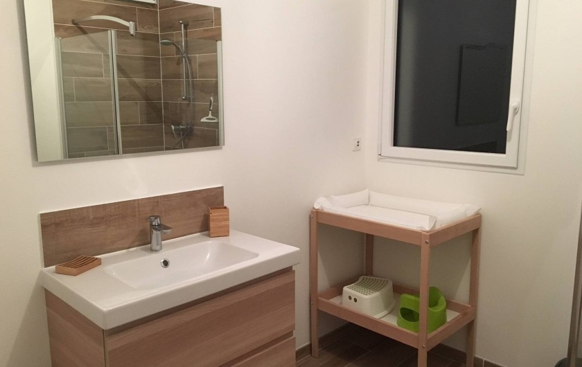 Location de vacances - Villa à Créances - La salle de bain et la table à langer