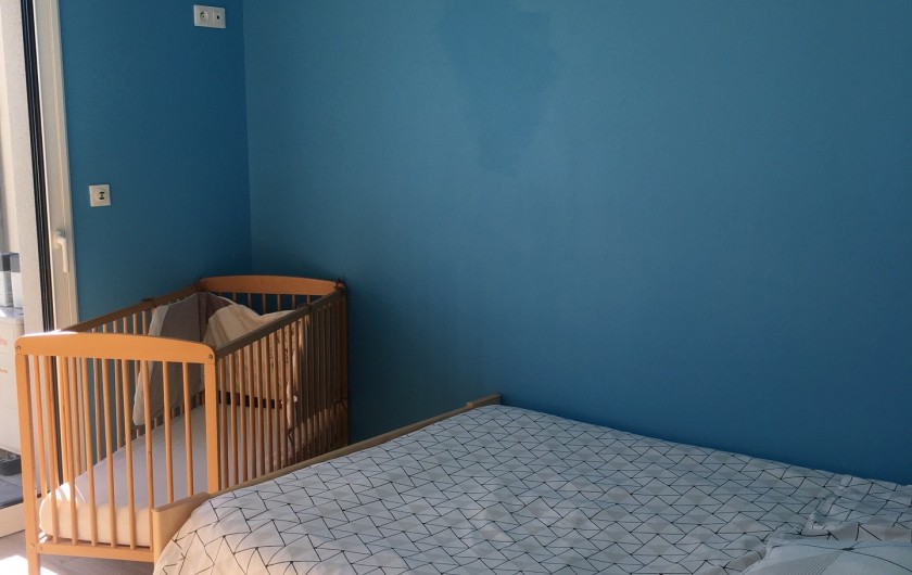 Location de vacances - Villa à Créances - La chambre 2 avec lit 140x190cm avec baie vitrée (accès jacuzzi et jardin)