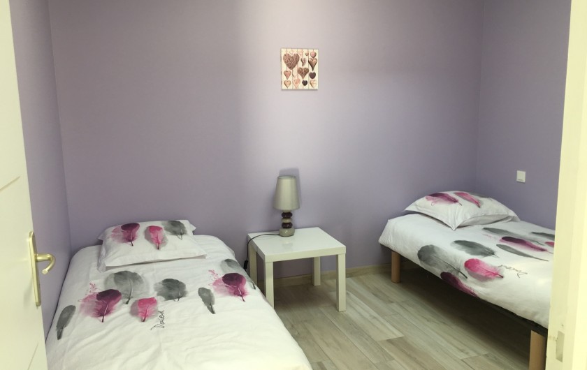 Location de vacances - Villa à Créances - La chambre 3 avec 2 lits 90x190cm très lumineuse avec fenêtre de toit