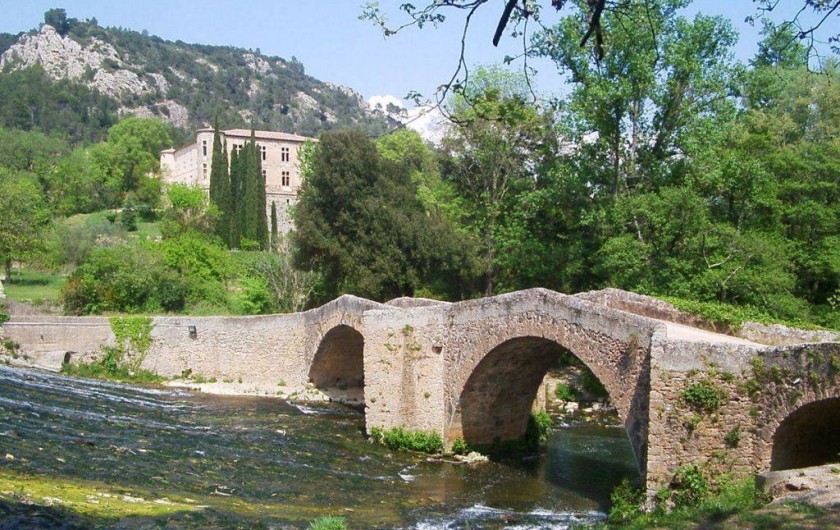Pont et château de Vins-Sur-Caramy