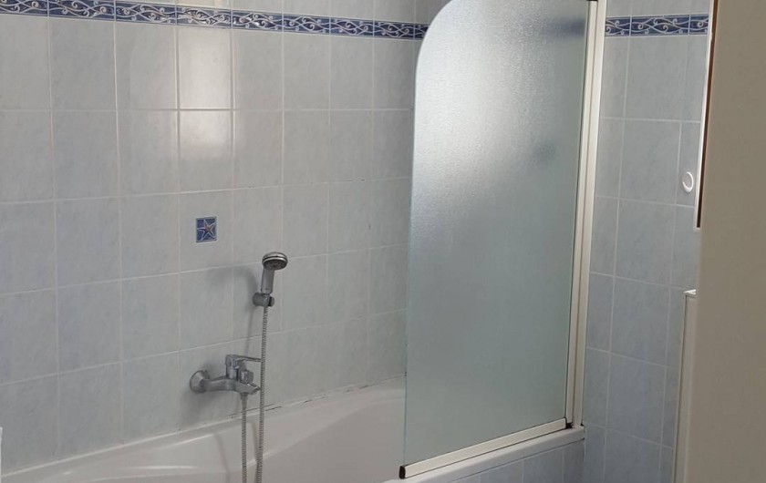 Salle-de-bain RDC  Baignoire/douche et double évier
