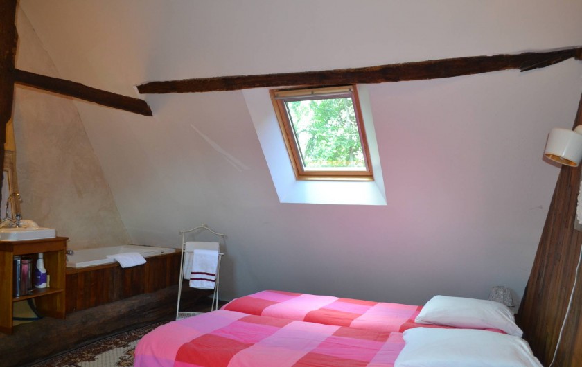 Location de vacances - Gîte à La Baconnière - Chambre 1er étage avec salle de bains (baignoire)
