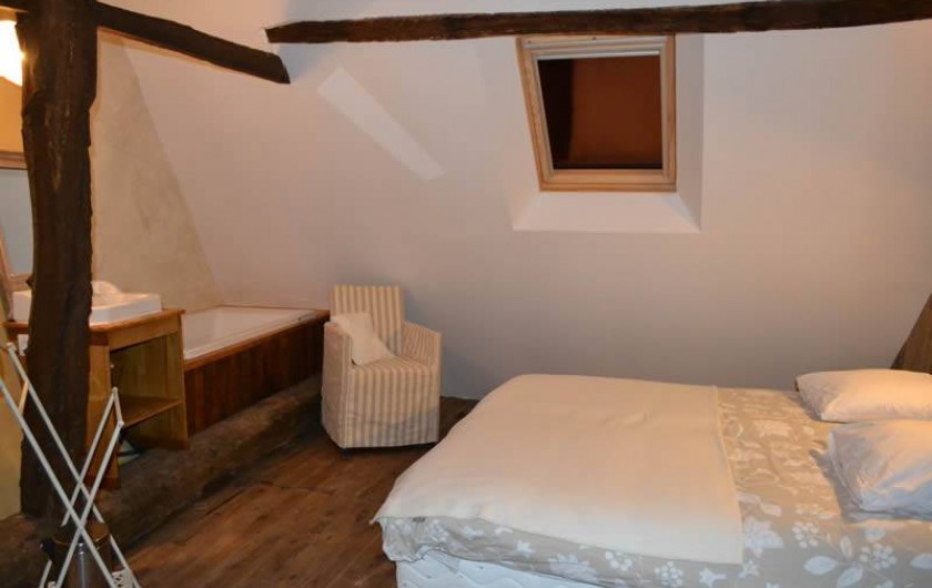 Location de vacances - Gîte à La Baconnière - Chambre 1er étage avec salle de bains (baignoire)