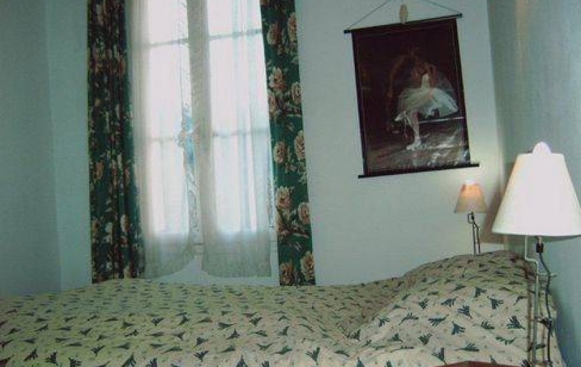 Location de vacances - Maison - Villa à Montferrat - chambre avec lit pour 2 personnes et vue sur la campagne environnante