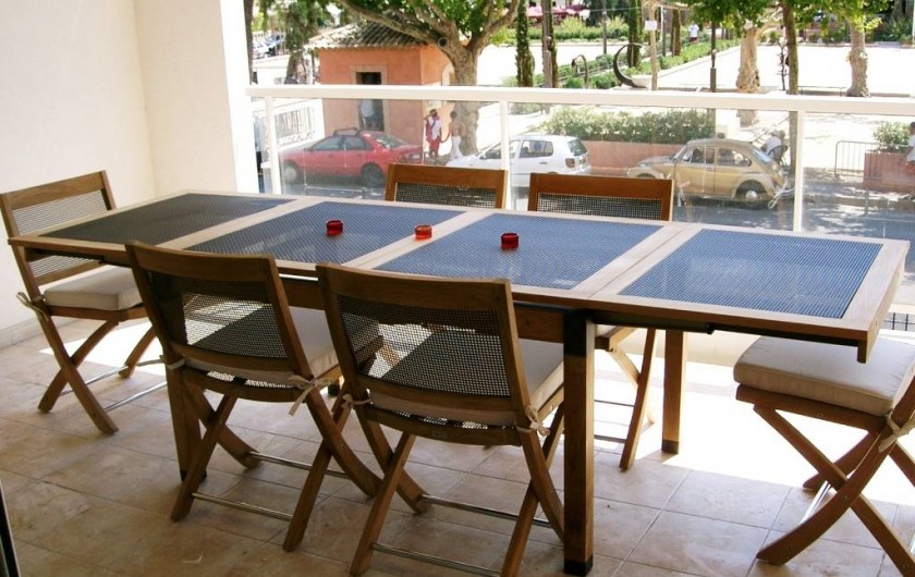 Location de vacances - Appartement à Cannes - Terrasse avant équipée pour manger, donnant sur la place de charme