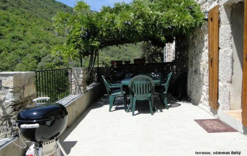 Location de vacances - Gîte à Notre-Dame-de-la-Rouvière - Terrasse, soleil et ombre