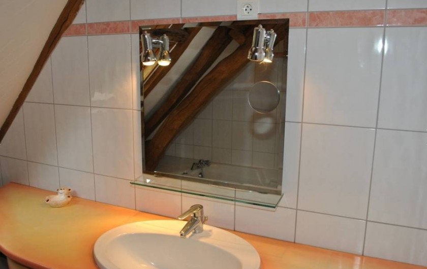 Location de vacances - Gîte à Paulmy - Salle de bain à l'étage