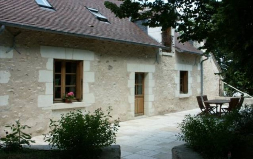 Location de vacances - Gîte à Paulmy - Entrée côté sud avec grande terrasse donnant sur le jardin