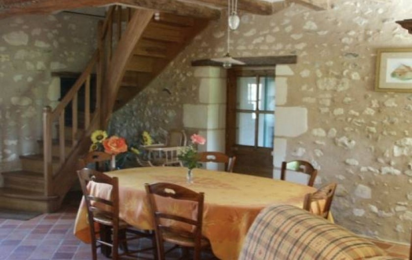 Location de vacances - Gîte à Paulmy - Séjour ,espace repas avec porte d'entrée par la terrasse côté sud   fenêtre nord