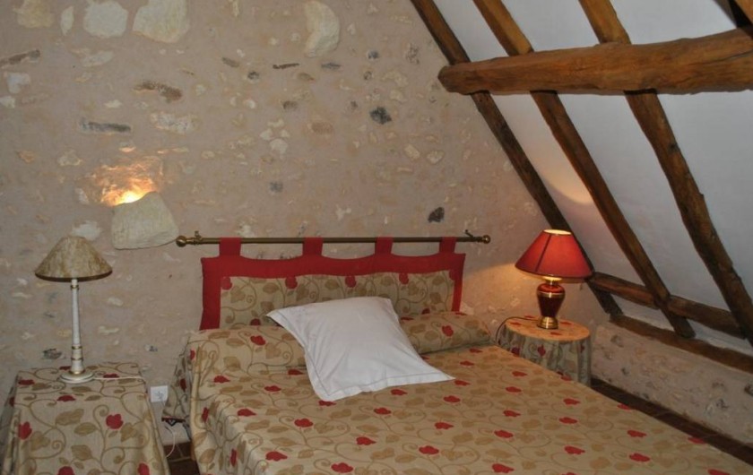 Location de vacances - Gîte à Paulmy - A l'étage , grande chambre avec lit 160 cm de large, fenêtre sur jardin