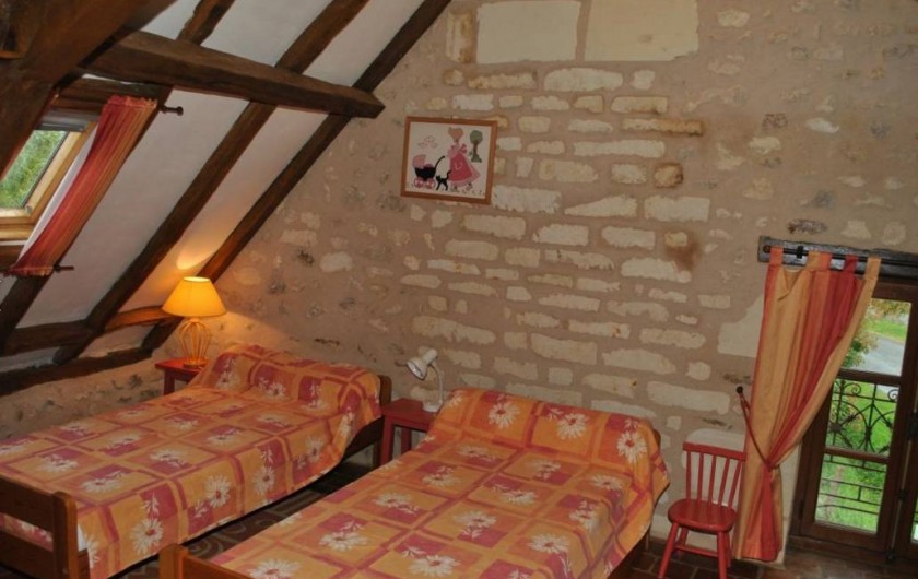 Location de vacances - Gîte à Paulmy - A l'étage, chambre avec 3 lits de 90 cm , fenêtre côte ouest, 1 velux.