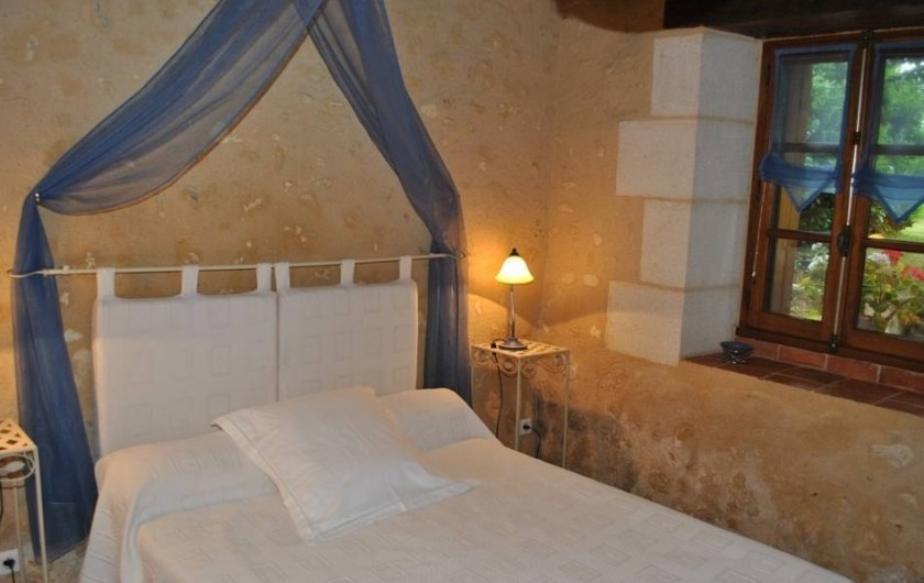 Location de vacances - Gîte à Paulmy - Rez de chaussée, chambre avec lit de 140cm , vue sur jardin et terrasse