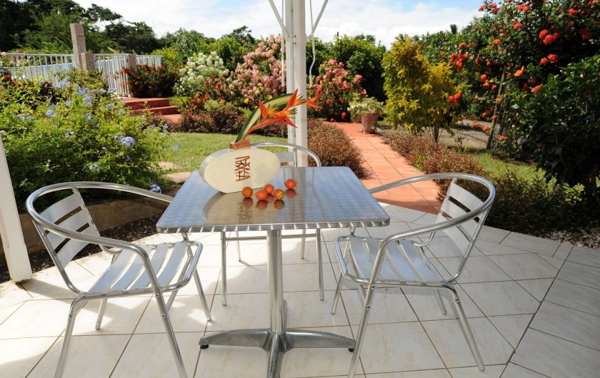 Location de vacances - Bungalow - Mobilhome à Le François - la terrasse et l'environnement d'une des villas.