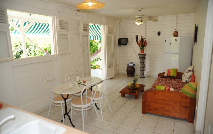 Location de vacances - Bungalow - Mobilhome à Le François - Le séjour  d'un des bungalows.