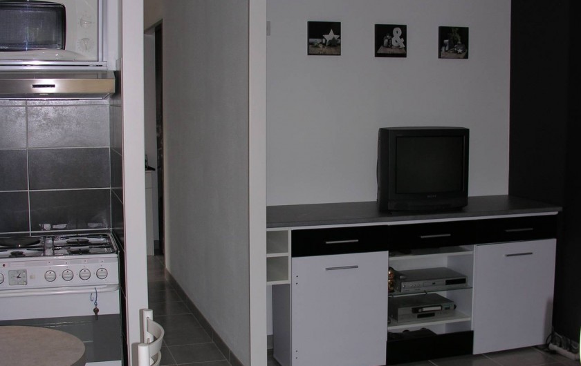 Location de vacances - Chalet à Vergèze - aperçu cuisine, couloir accés chambre et SDB, meuble rangement séjour