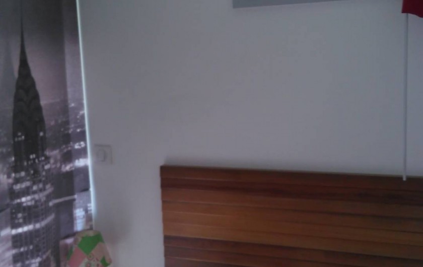 Location de vacances - Chalet à Vergèze - chambre avec lit 140 cm, lampe, fenêtre occultante, panneau coulissant+placard