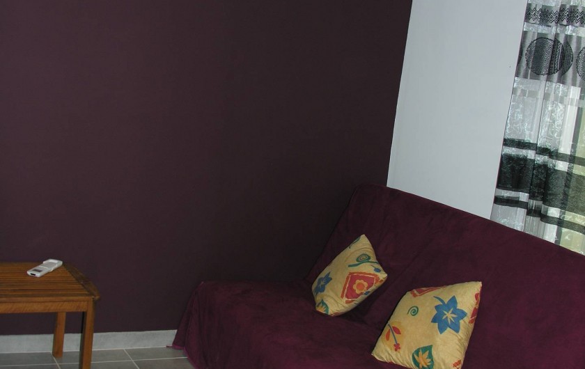 Location de vacances - Chalet à Vergèze - séjour avec table basse, clic_clac, baie vitrée avec accés sur la terrasse