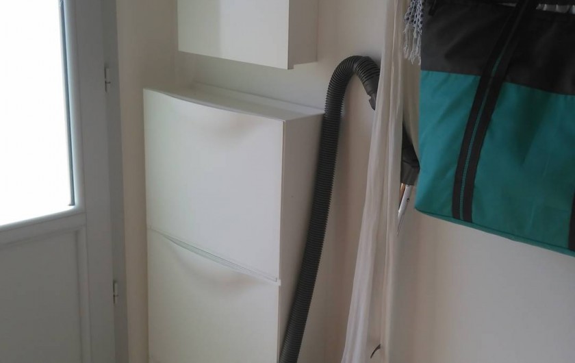 Location de vacances - Chalet à Vergèze - dégagement, avec porte+volet ext, range chaussures aspirateur, portes manteaux