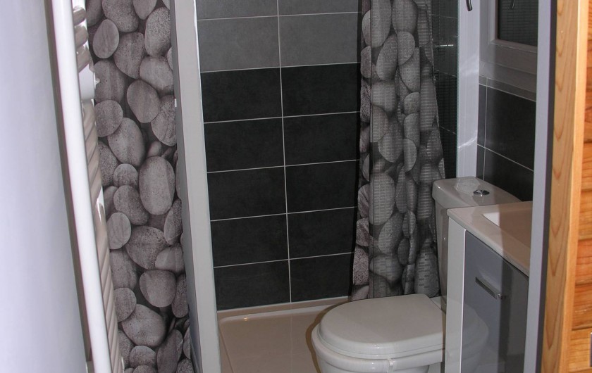 Location de vacances - Chalet à Vergèze - SDB + évier, toilettes, douche, rangement, sêche serviette, porte coulissante