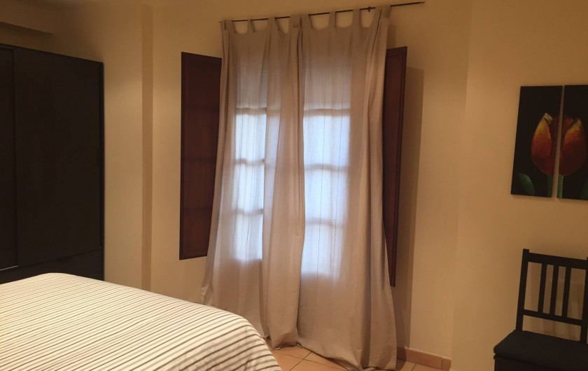 Location de vacances - Appartement à Besalú - Chambre avec balcon qui donne à la Plaça.