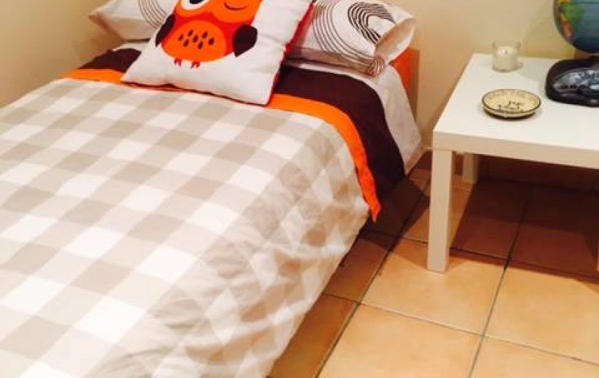 Location de vacances - Appartement à Besalú - Chambre intérieur double, avec deux lits individuels, et une grande armoire.