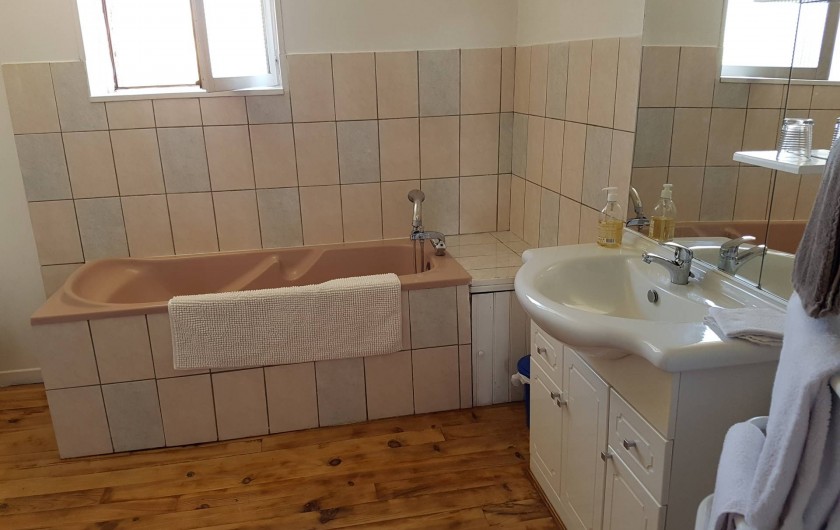 Location de vacances - Chambre d'hôtes à Vernet-la-Varenne - Salle de bain côté baignoire