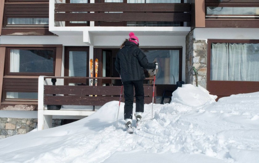 Location de vacances - Appartement à Le Lavachet - L'arrivée à l'appartement.skis aux pieds ,sur la terrasse....
