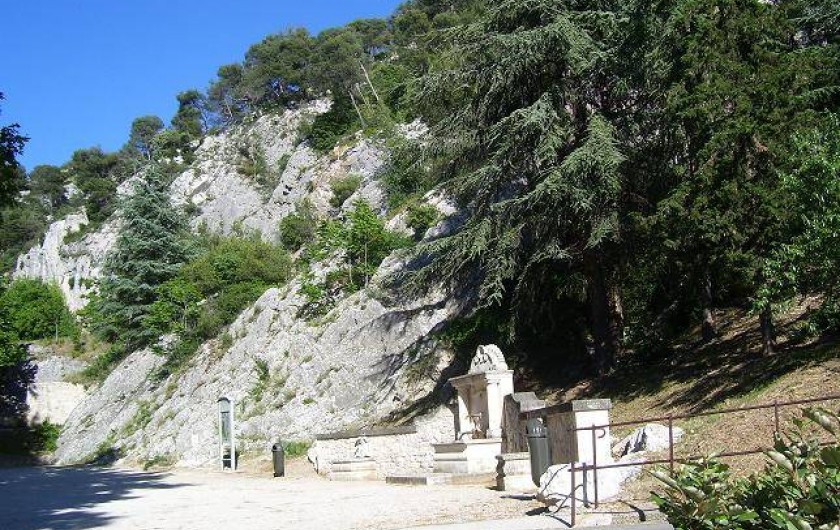 Location de vacances - Appartement à Robion - Parking gratuit sous vidéo surveillance