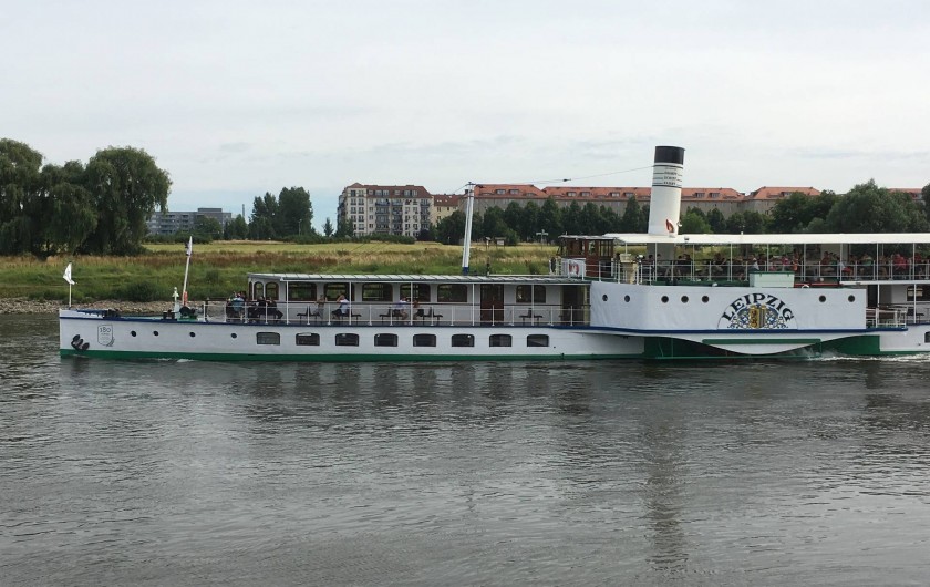 Bateau sur le fleuve d'Elbe