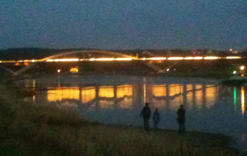 Location de vacances - Appartement à Dresde - au bord du fleuve d'Elbe et du pont Waldschlösschen illuminé le soir