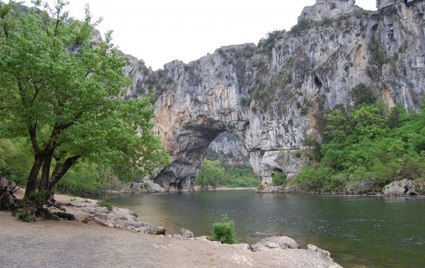 Location de vacances - Gîte à Les Assions - passer sous l'arche de vallon en kayak