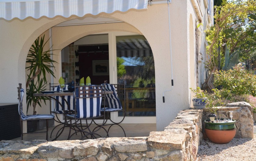 Location de vacances - Gîte à Les Assions - terrasse et entrée du logement