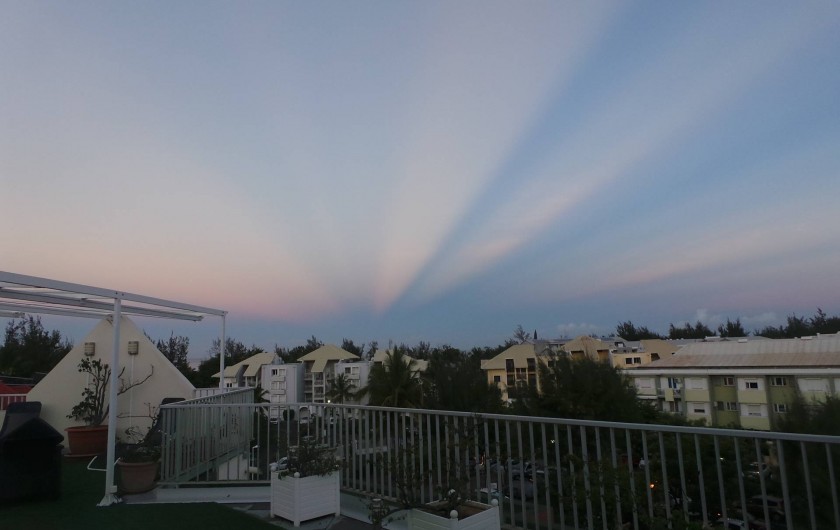 Location de vacances - Appartement à Saint-Paul - Lever de soleil sur la terrasse, de drôles de lueurs sur l'horizon