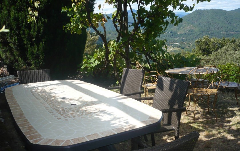 Location de vacances - Mas à Mialet -  La terrasse haute pour manger sous la treille face  aux Cévennes