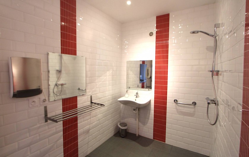 Location de vacances - Villa à Moux-en-Morvan - les salles de bains du rez de chaussée