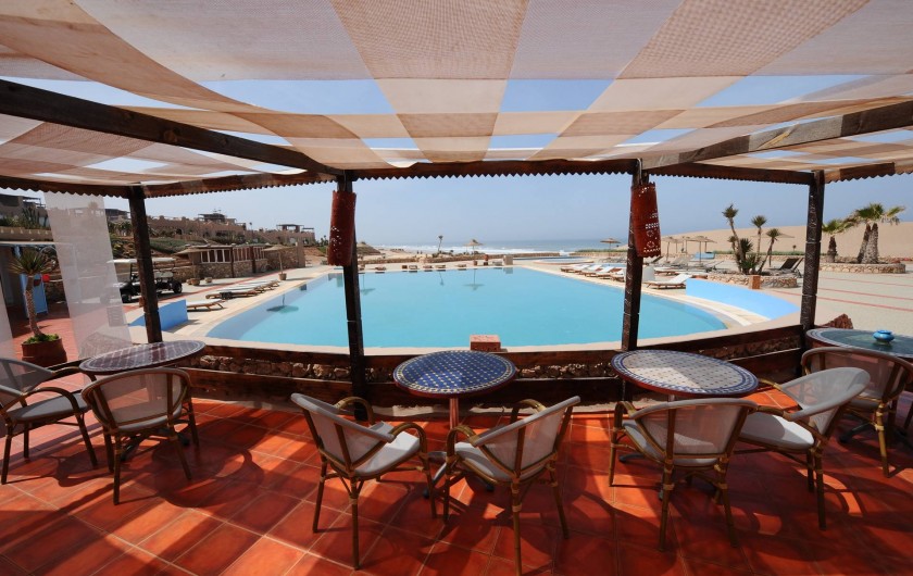 Location de vacances - Villa à Mirleft - La piscine et le Restaurant de la plage  accessible à nos locataires